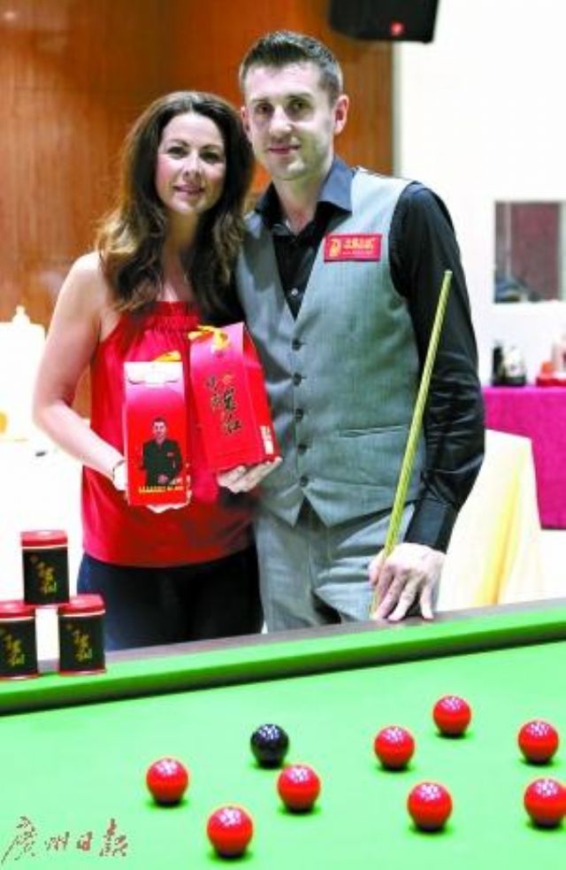 塞尔比与妻子维基·莱顿。 广州日报记者 廖艺 摄