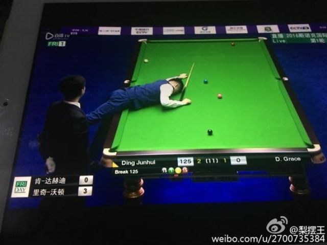 丁俊晖趴球台上（图片来自微博网友@梨摆王）